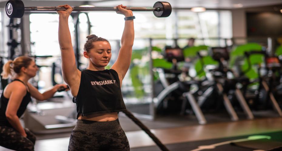 Female overhead press in RS gym 